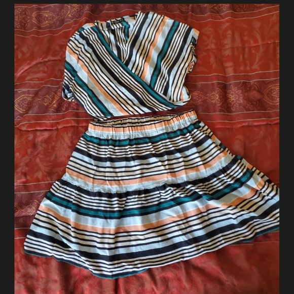 New 2 piece Multi color Wrap Shirt and Skirt - Picture 2 of 2